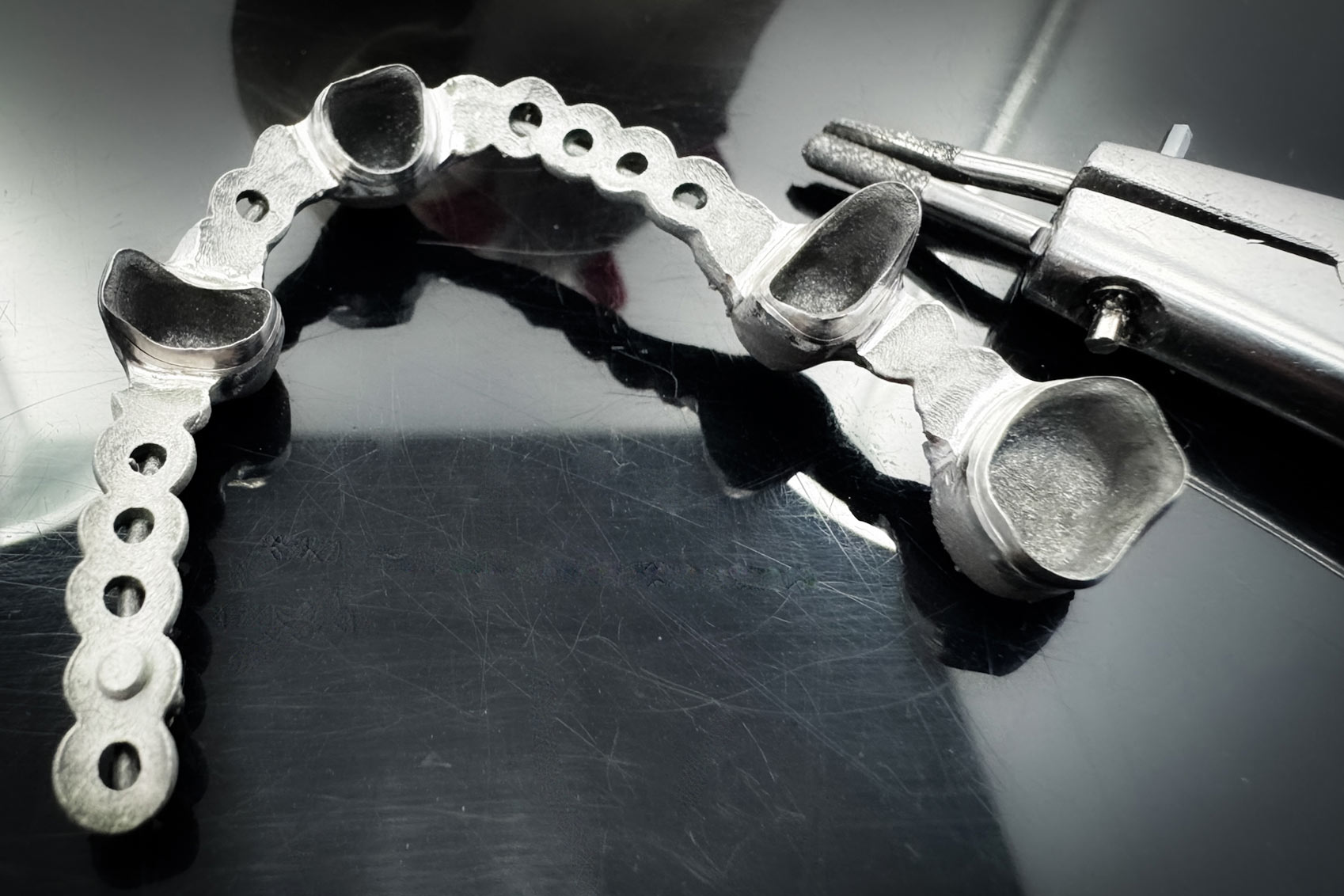 Teleskoparbeit im Hybrid-Workflow – additiv SLM-gelasert, subtraktiv-CAD-CAM-nachgefräst für perfekt einstellgestellte reproduzierbare Friktion-Ergebnisse